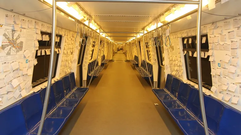 Poezie in subteran: Metroul bucurestean, tapetat cu 260.000 de biletele cu versuri