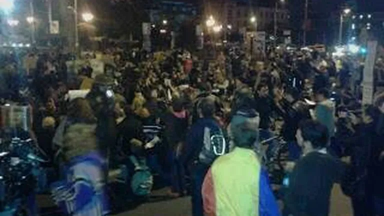 Manifestatie la Universitate: Pungesti, venim! Revolta e legitima, am ajuns la limita!
