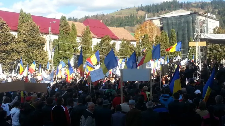 2.000 de persoane protesteaza la Campeni: Bogata tara, proasta randuiala