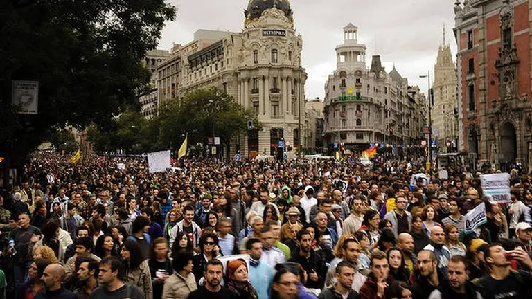 Judecati bancile, salvati persoanele: Mii de persoane protesteaza la Madrid