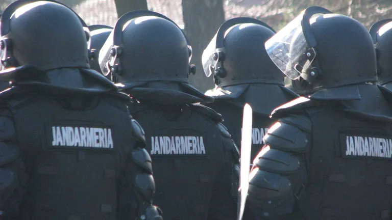Revolta de la Pungesti: Jandarmii au blocat drumul national cu garduri metalice