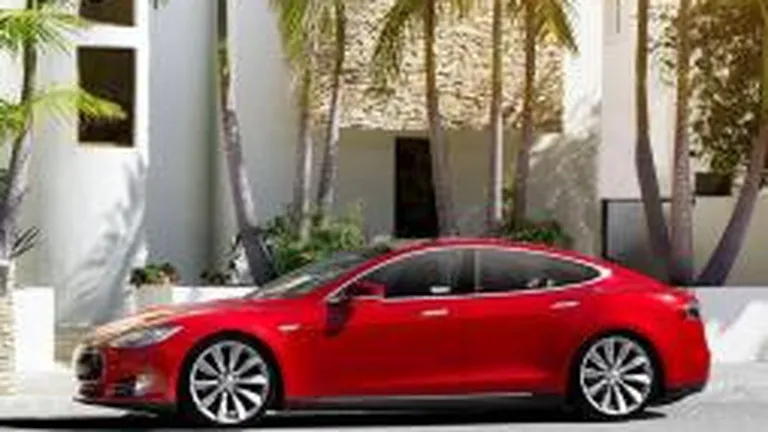 Automobil Tesla de peste 100.000 de dolari, cumparat cu 91 de bitcoini