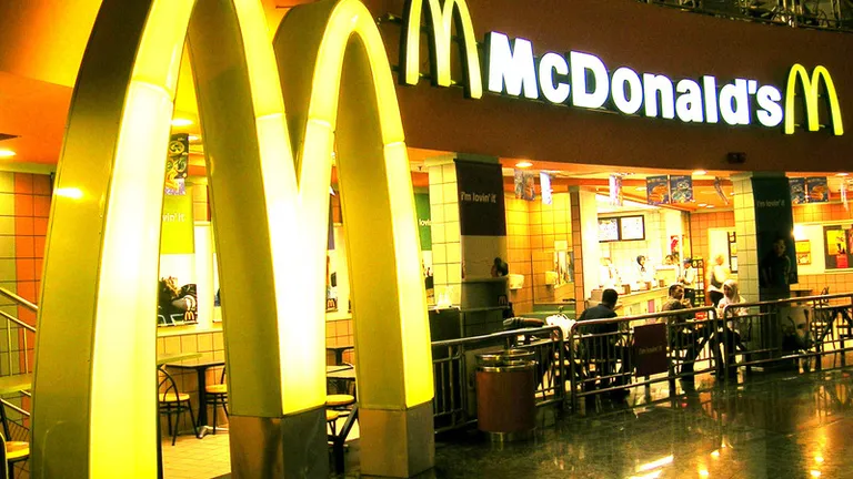 Restaurantul McDonald's unde angajatii se lupta cu pensionarii