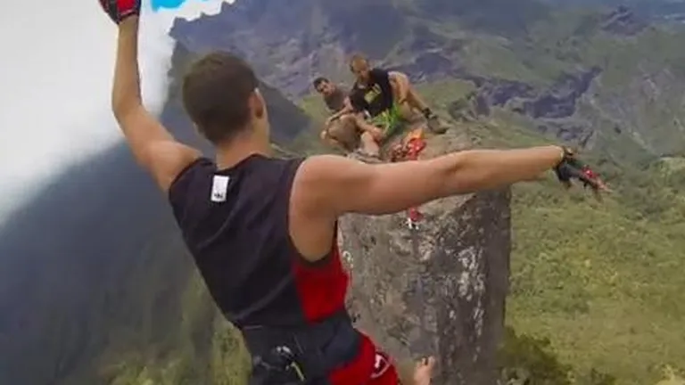 Distractie periculoasa: Echilibristica la 2.000 de metri altitudine (Video)