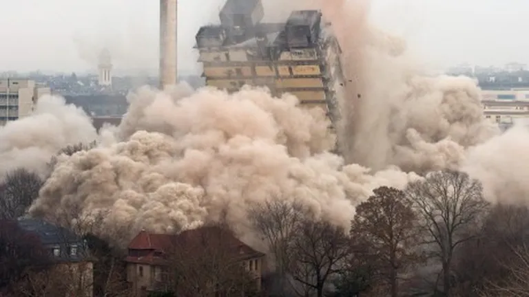 Un bloc turn cu inaltimea de 116 metri a fost demolat la Frankfurt