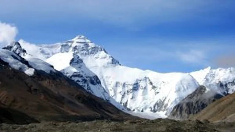 Cel putin 6 morti si numerosi raniti pe Everest