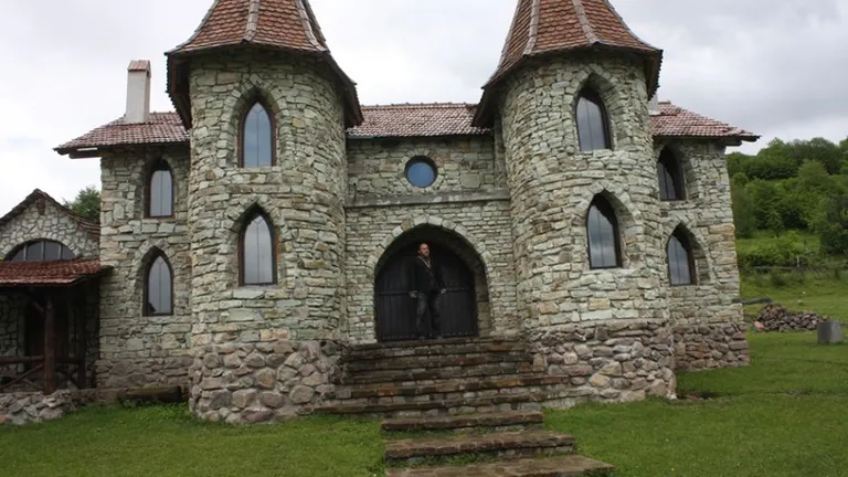 Un olar din Bistrita si-a construit cu mainile lui un castel ca-n basme, cu piatra din padure