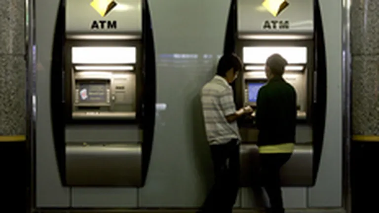 2 romani au scos mii de euro de la bancomat cu cartela de metrou