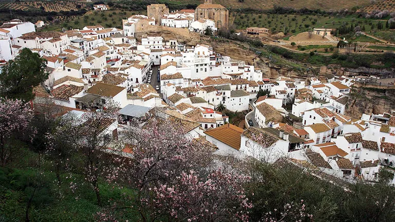 Traseul satelor albe din Spania: Cum arata oraselul sapat in piatra (Video)