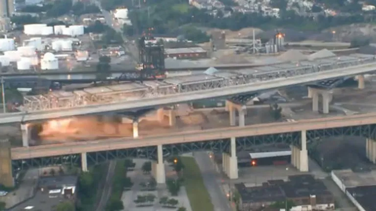 Distrus in cateva secunde. Americanii au demolat un pod de peste 1 kilometru (Video)