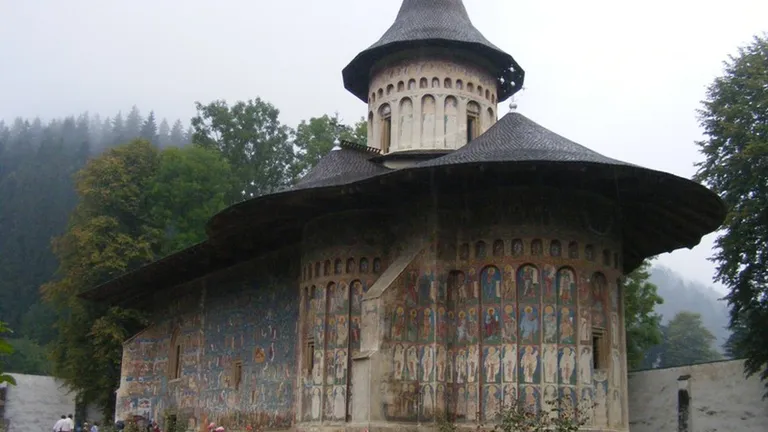 Minune in mijlocul padurii: Manastirea din Romania care ii cucereste pe francezi