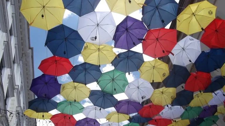 O strada pietonala din Arad este acoperita cu 400 de umbrele viu colorate