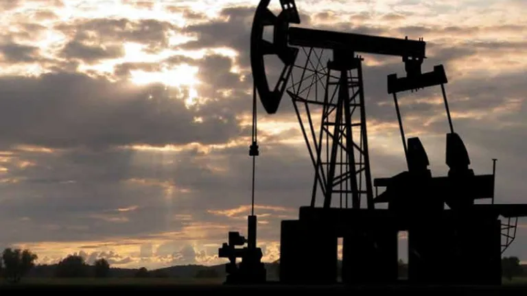 Pretul petrolului Brent a coborat sub 55 de dolari pe baril, pentru prima oara din 2009