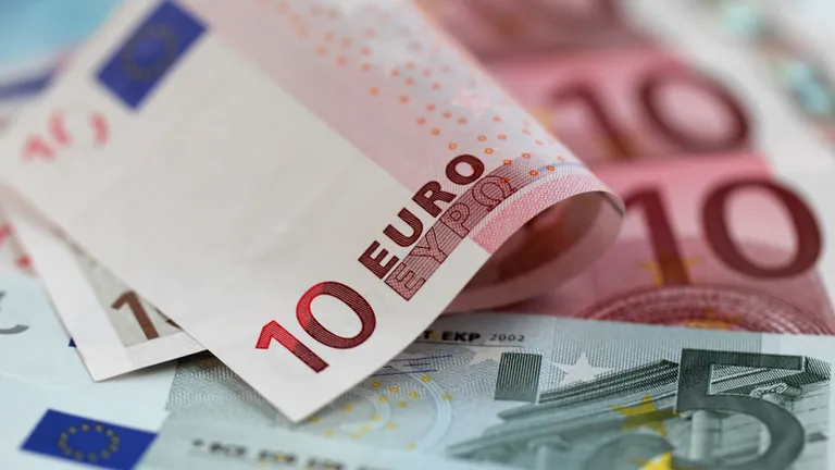 Euro a atins un nou minim al ultimilor 11 ani fata de dolar, inainte de sedinta BCE