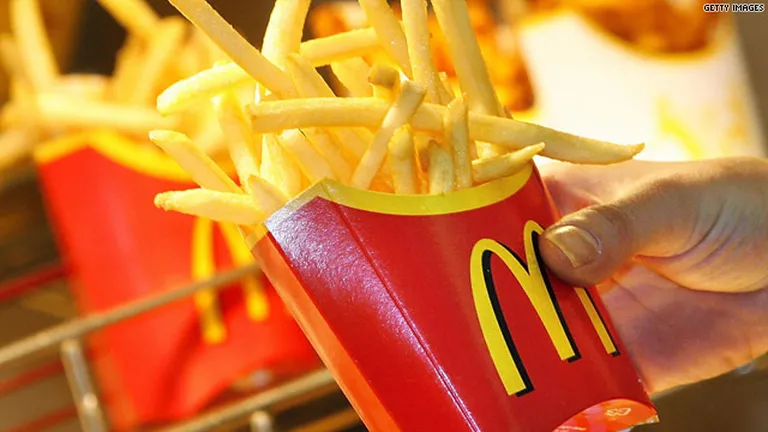 McDonald's majoreaza salariile angajatilor cu peste 10%. Nu si in Romania