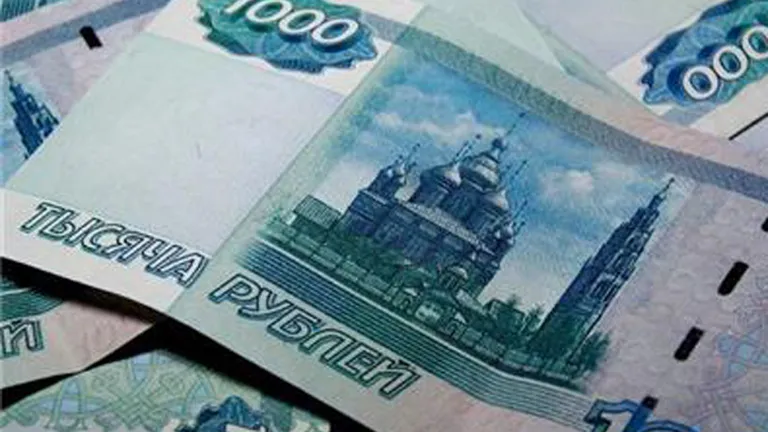Rubla a urcat față de dolar la cel mai înalt nivel din decembrie 2014