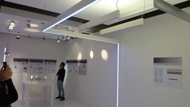 Tendinte la Targul de design de la Milano: Decuparea spatiilor de birouri prin lumina, fara pereti despartitori