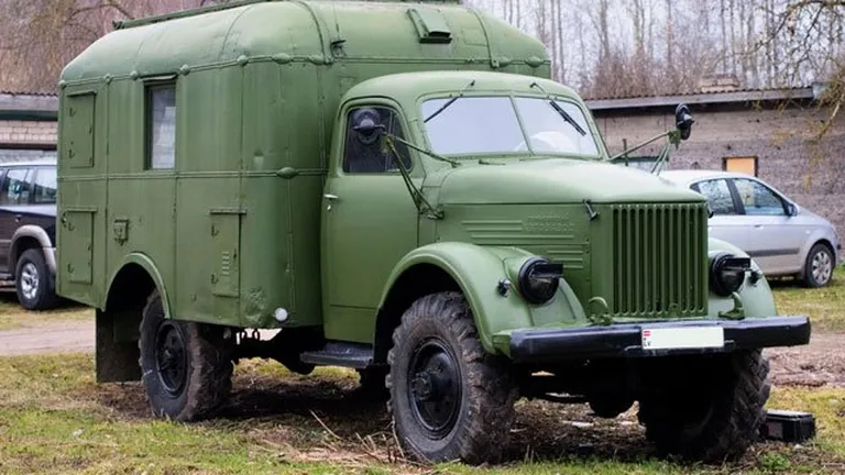 Camion fabricat in 1963 pentru armata sovietica, expus la Muzeul Judetean Arges