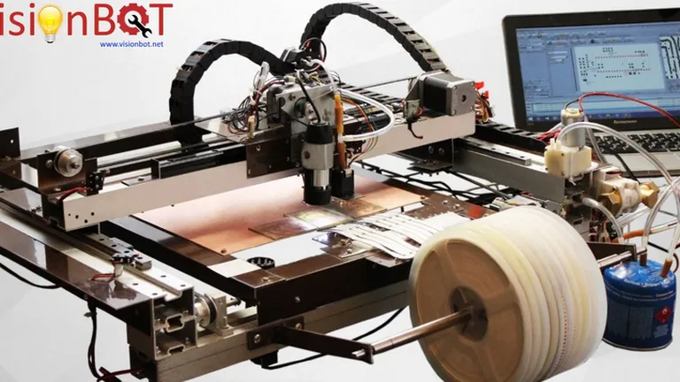 Robotul de gadget-uri homemade: Inventia unor studenti romani, premiata la Lisabona