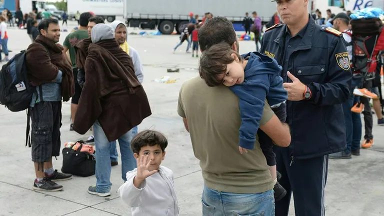 Mii de refugiați au ajuns în Austria. Autostrada M1 este blocată pe mai mulți kilometri