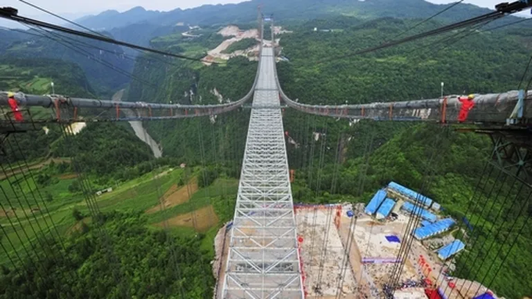 Primul pod suspendat din sticlă din China a fost inaugurat