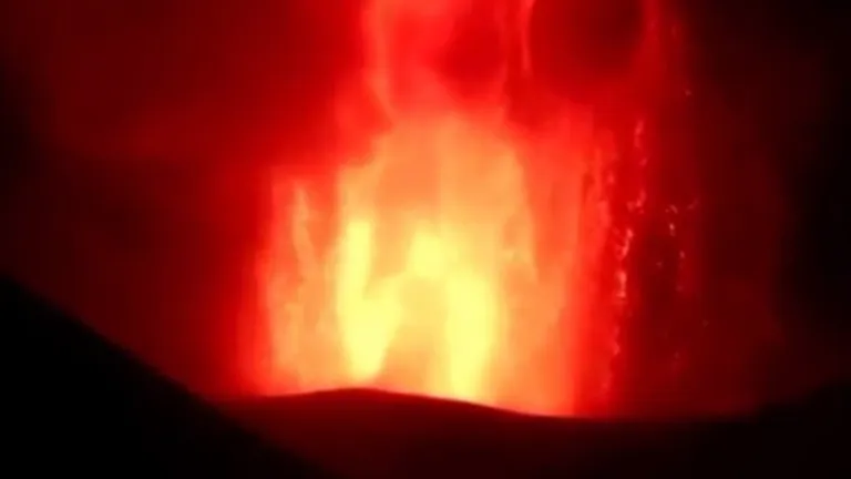 Erupție violentă a vulcanului Etna. Un aeroport din apropiere a fost închis (Video)
