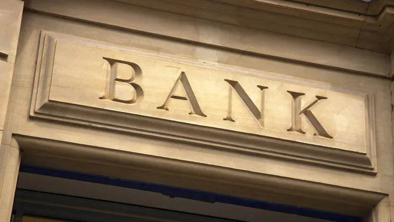 Bilantul proceselor pe clauze abuzive: Topul bancilor cu cele mai multe litigii in 2015