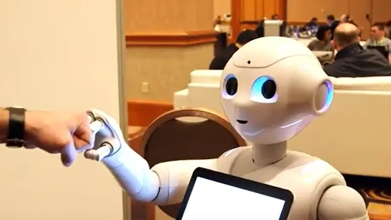 Robotul creat de un gigant telecom, vandut ca painea calda in Japonia (Video)