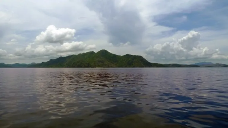 Turism extrem: Vacanta pe insula pustie, fara apa si hrana (Video)