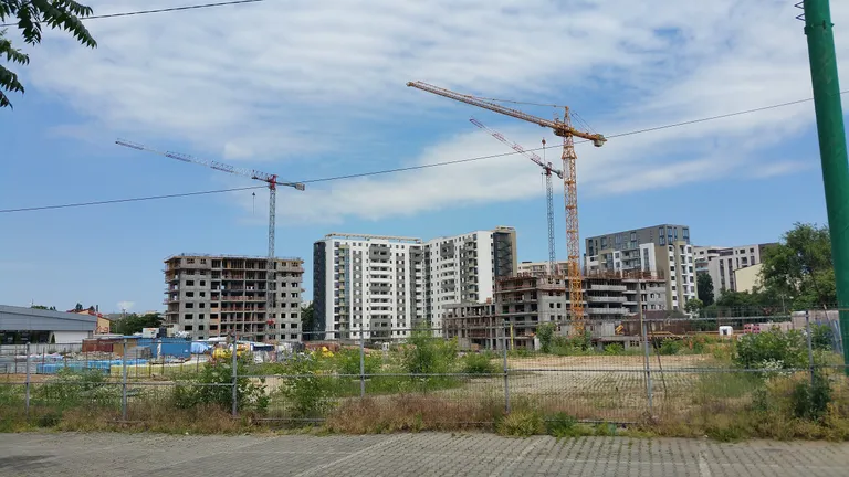Apartamentele se vor scumpi! PUZ-urile blocate în București au dus la scăderea contribuției sectorului imobiliar la PIB. 9 din 10 companii sunt expuse riscului de insolvență