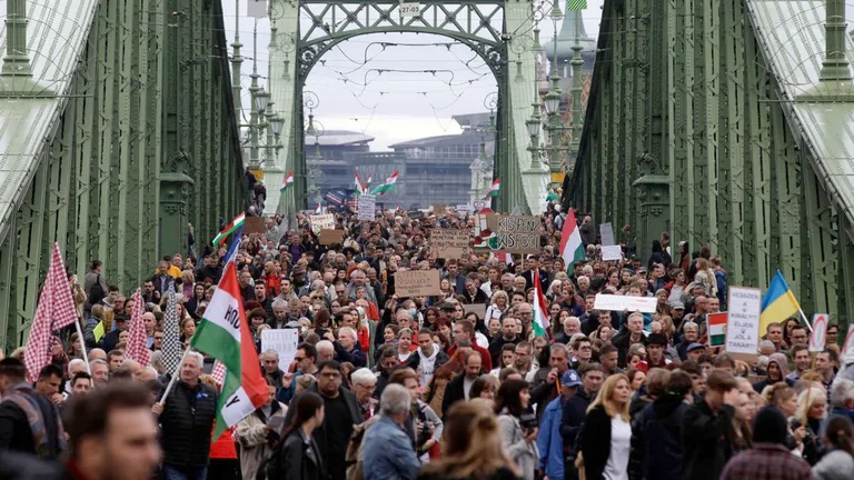 Mii de oameni se revoltă în Ungaria: ”Orban dispari!”