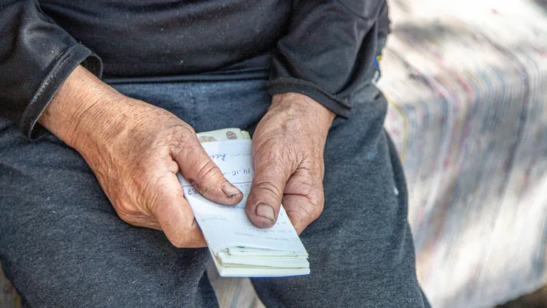 Vești bune pentru cei mai săraci români: noi tichete de la guvern, în 2023