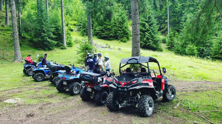 Amenzi de 6.000 de lei pentru mai mulți turiști care au intrat cu ATV-urile în pădurile din zona Piatra Craiului - Zărnești!
