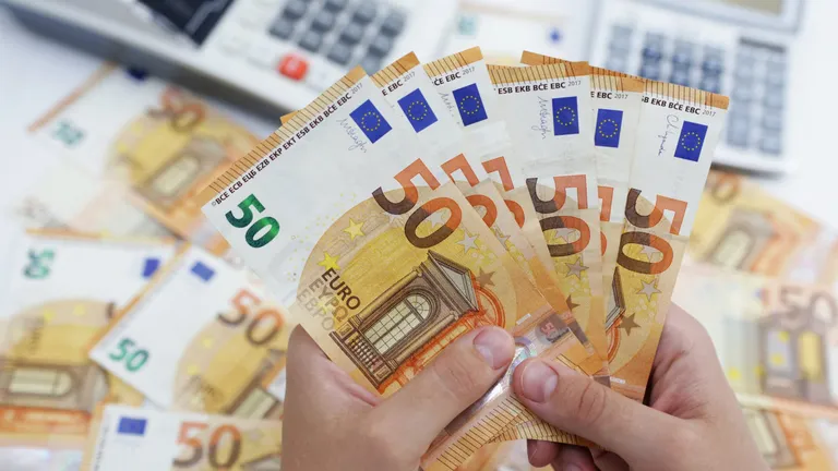 Salariile badantelor și bonelor din Italia care depășesc suma de 1.000 de euro nu vor mai putea fi încasate în numerar