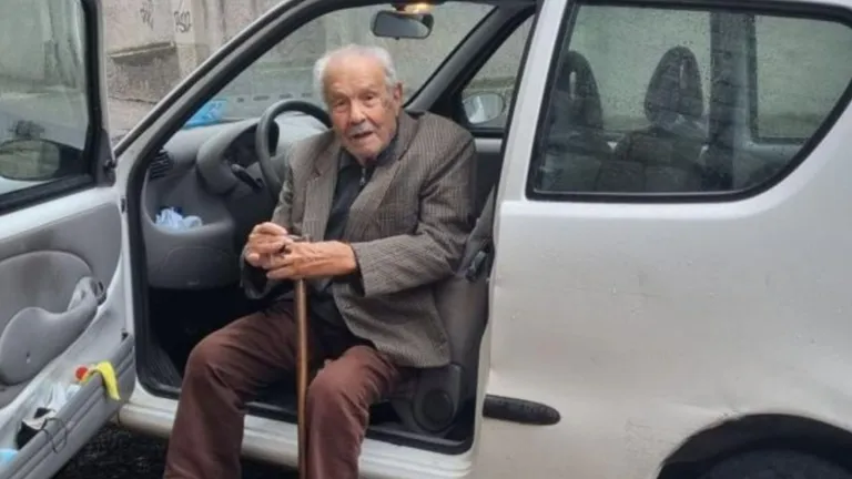 El este bătrânelul care a reușit la 104 ani să-și reînnoiască permisul de conducere! Membrii comisiei de examinare au avut un șoc! Primele declarații ale bunicului-șofer