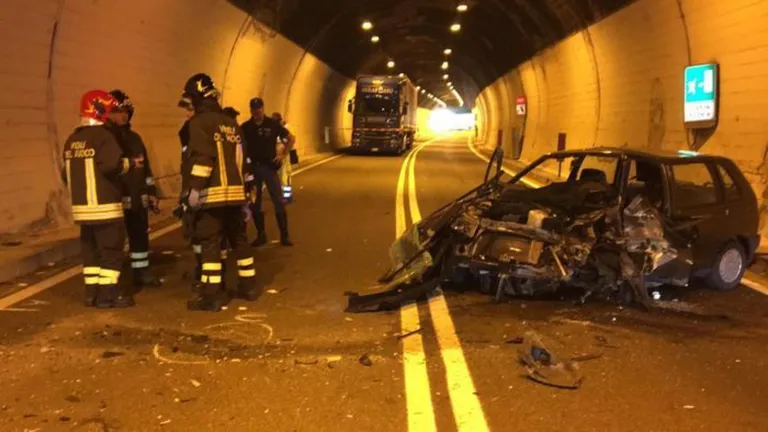 O mama și fiica ei au fost spulberate de un Audi A6 într-un tunel din Italia! Cele două circulau pe contrasens într-o Dacie Sandero și nu au avut nicio șansă