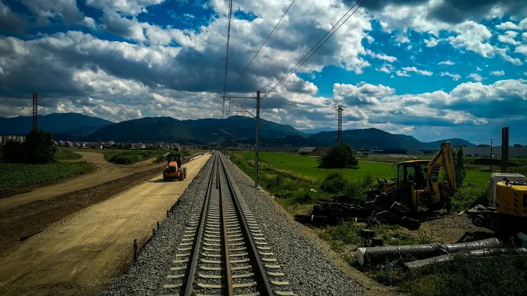 Modernizarea pe căile ferate Brașov-Sighișoara se amână la nesfârșit! Asociaţia Pro Infrastructură: „Guvernul are ochi doar pentru drumuri”