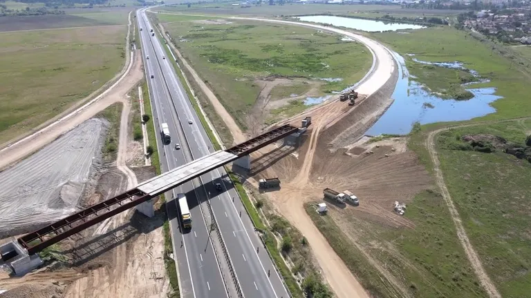 După 8 ani de așteptare a fost turnată ultima porțiune de asfalt de pe A10! La jumătatea lui noiembrie autostrada Sebeș-Turda ar putea fi deschisă traficului