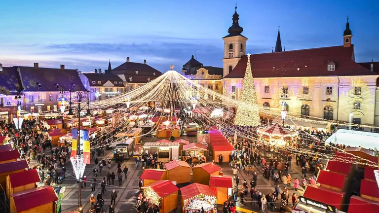 Cel mai spectaculos târg din țară se va desfășura în perioada 11 noiembrie 2022 – 2 ianuarie 2023. Târgul de Crăciun din Sibiu va avea colțuri instagramabile, photocornere și experiențe teatrale boutique
