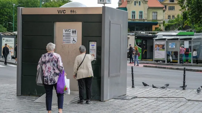 Primăria Brașov cumpără 28 de toalete publice pentru 2 milioane de euro. Veceurile vor fi dotate cu sisteme GPS, comenzi vocale și senzori pentru hârtia igienică