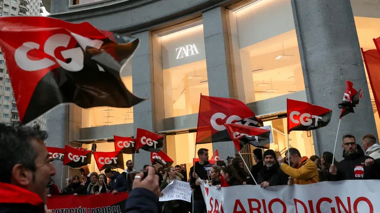 Zara traversează o criză enormă! Zeci de angajații protestează din cauza salariilor
