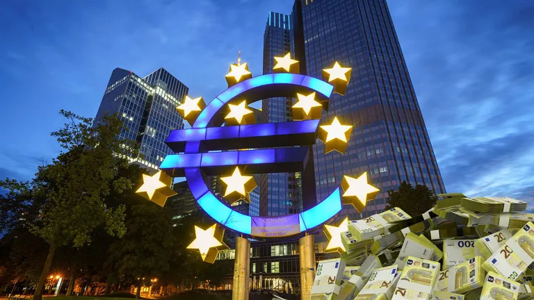 Banca Centrală Europeană avertizează că economia se îndreaptă spre o posibilă recesiune. În pericol sunt mai ales gospodăriile, firmele şi guvernele îndatorate