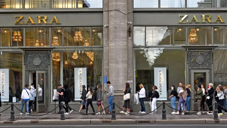Rușii au găsit o modalitate să fenteze sancțiunile occidentale ca să-și cumpere haine Zara și pantofi Nike
