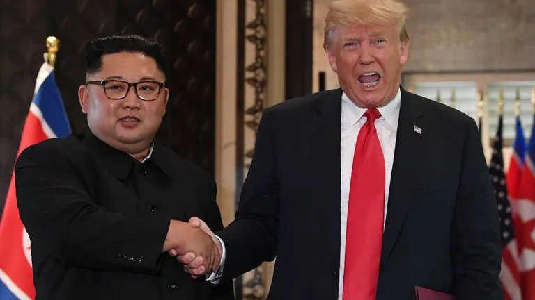 Trump se laudă cu prietenia lui Kim Jong Un. În perioada în care a fost președinte, Kim i-a trimis scrisori pe care Trump le-a descris drept „scrisori de dragoste”.