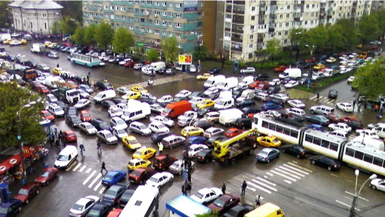Traficul din București reprezintă cea mai mare problemă cu care se confruntă șoferii. Cu ce soluții vin experții în această situație