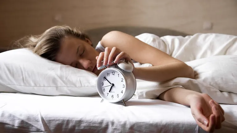 Aveți probleme cu trezitul dimineața? Un cercetător a aflat niște trucuri folositoare ca să deveniți o persoană matinală
