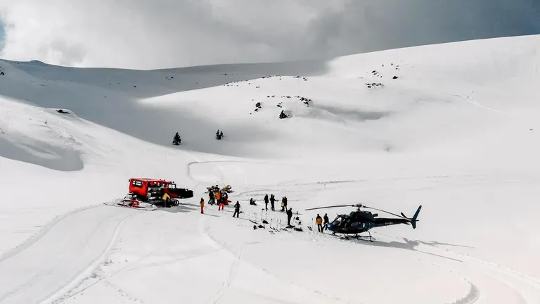 Noua fiță pentru schiorii din România. Pentru 250 de euro, vă lasă elicopterul în vârful muntelui, apoi vă aduce ratracul încă patru ture ca să schiați pe pârtia de trei kilometri