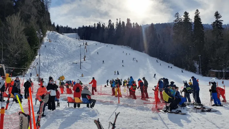 Nou regulament pentru turişti şi administratorii pârtiilor de schi. Guvernul a crescut amenzile pentru cei ce încalcă regulile