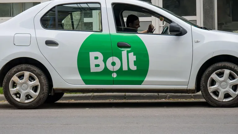 Discriminarea între șoferii de taxi și cei de la Uber sau Bolt continuă și în 2022. Ce decizie au luat deputații