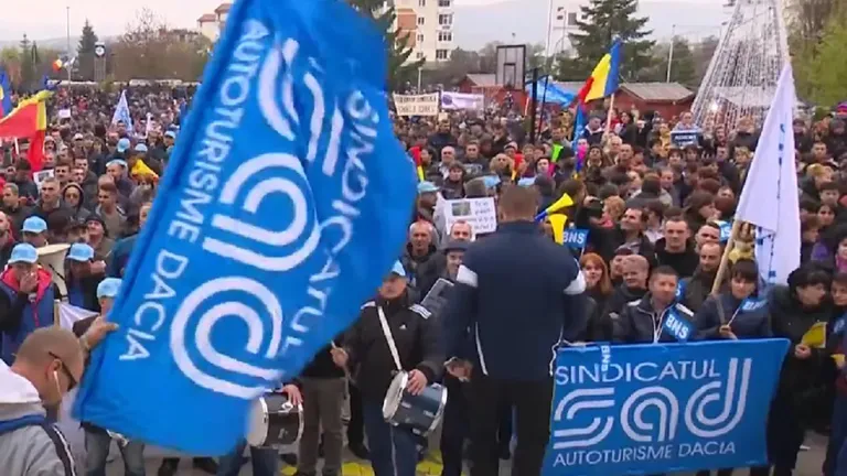 Sindicaliști Dacia sunt revoltați! Au ieșit în stradă pentru majorarea salariilor, plafonarea preţurilor la energie şi modificarea legislaţiei muncii